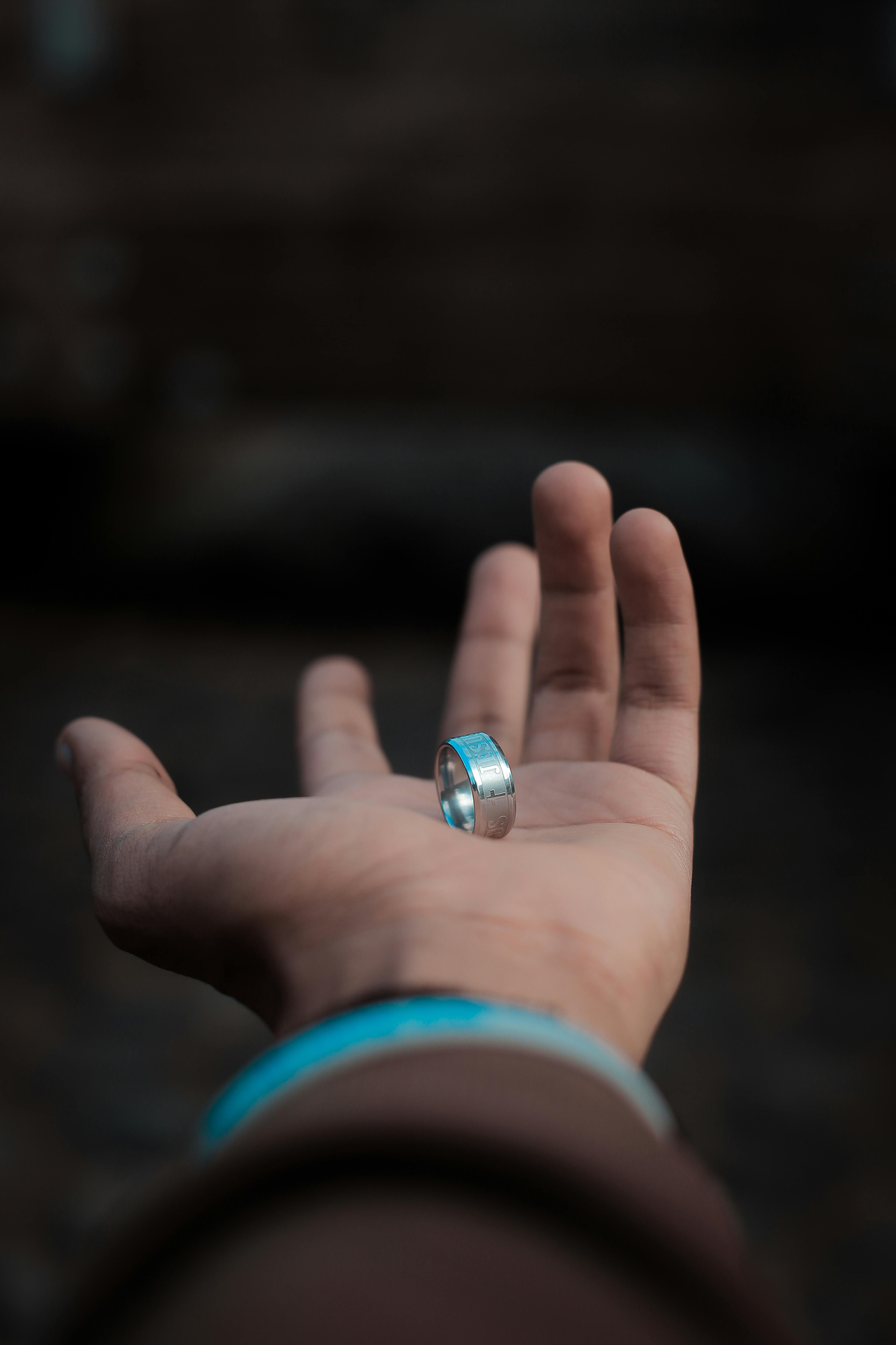 Alliances pour Homme : Un Guide Moderne pour un Engagement Intemporel